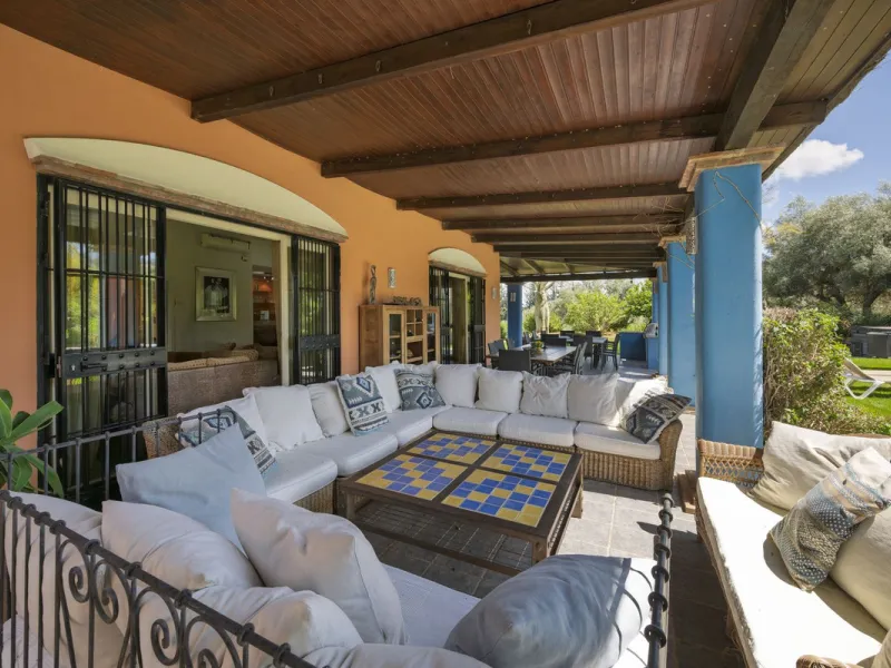 This magnificent finca offers the best of both worlds a luxurious, stylish property in a tranquil setting close to everything you need. Just five minutes driving from Alhaurin el Grande and 25 minutesfrom the airport. Perfect access, lovely views to the c