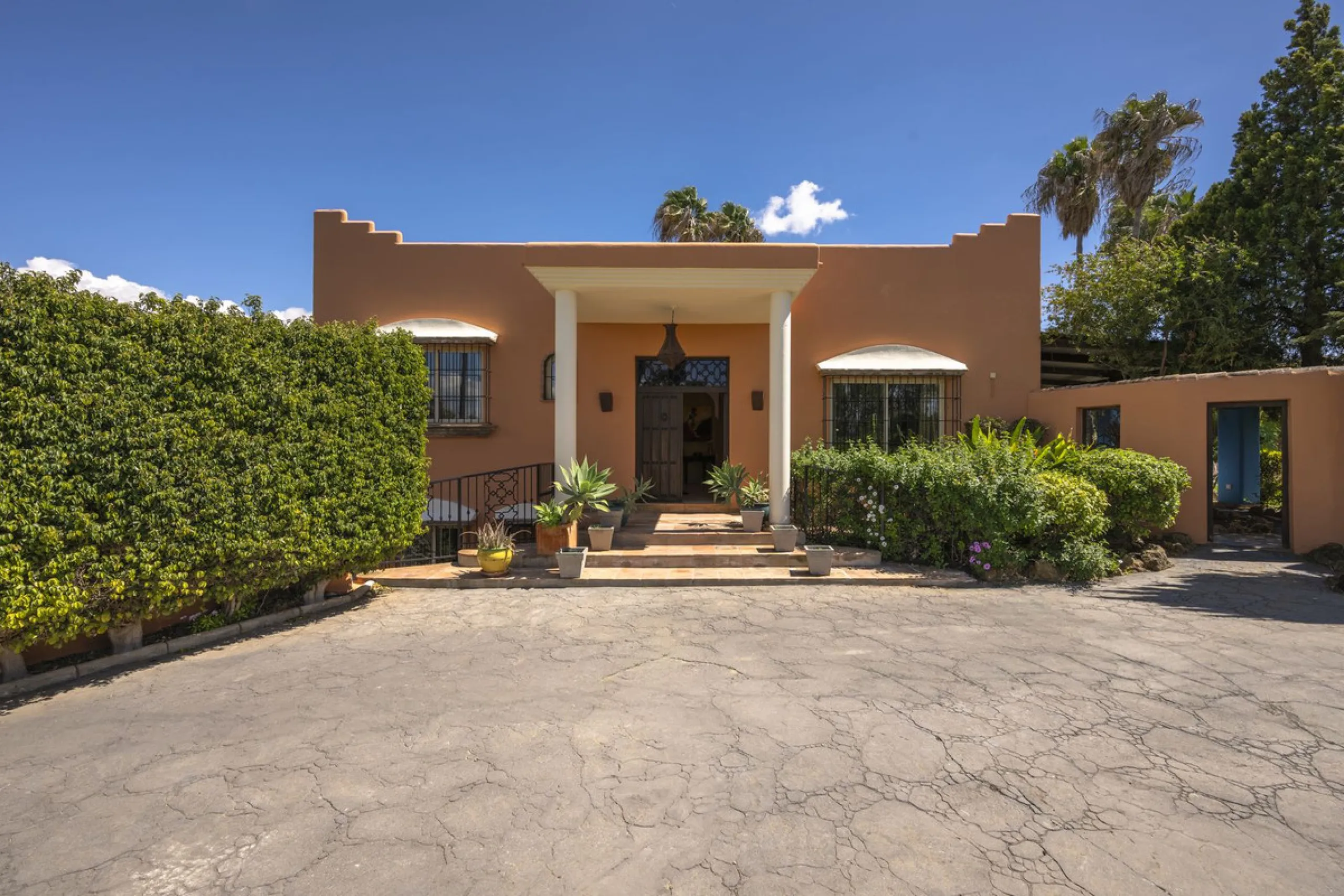 This magnificent finca offers the best of both worlds a luxurious, stylish property in a tranquil setting close to everything you need. Just five minutes driving from Alhaurin el Grande and 25 minutesfrom the airport. Perfect access, lovely views to the c