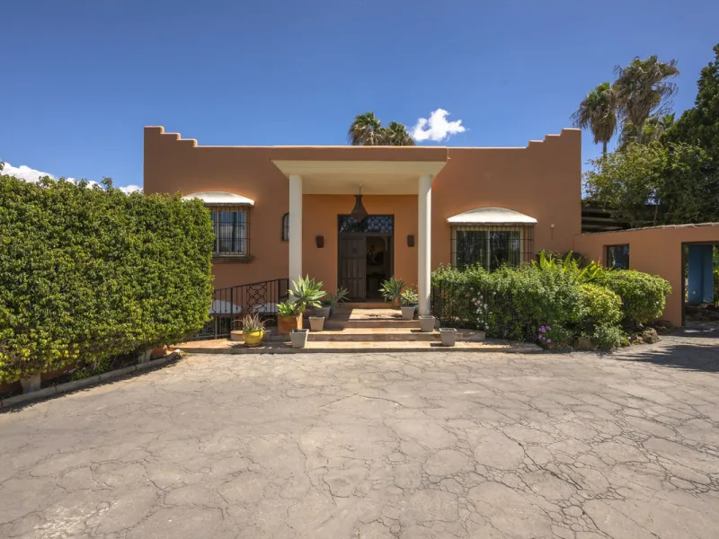 This magnificent finca offers the best of both worlds a luxurious, stylish property in a tranquil setting close to everything you need. Just five minutes driving from Alhaurin el Grande and 25 minutesfrom the airport. Perfect access, lovely views to the c