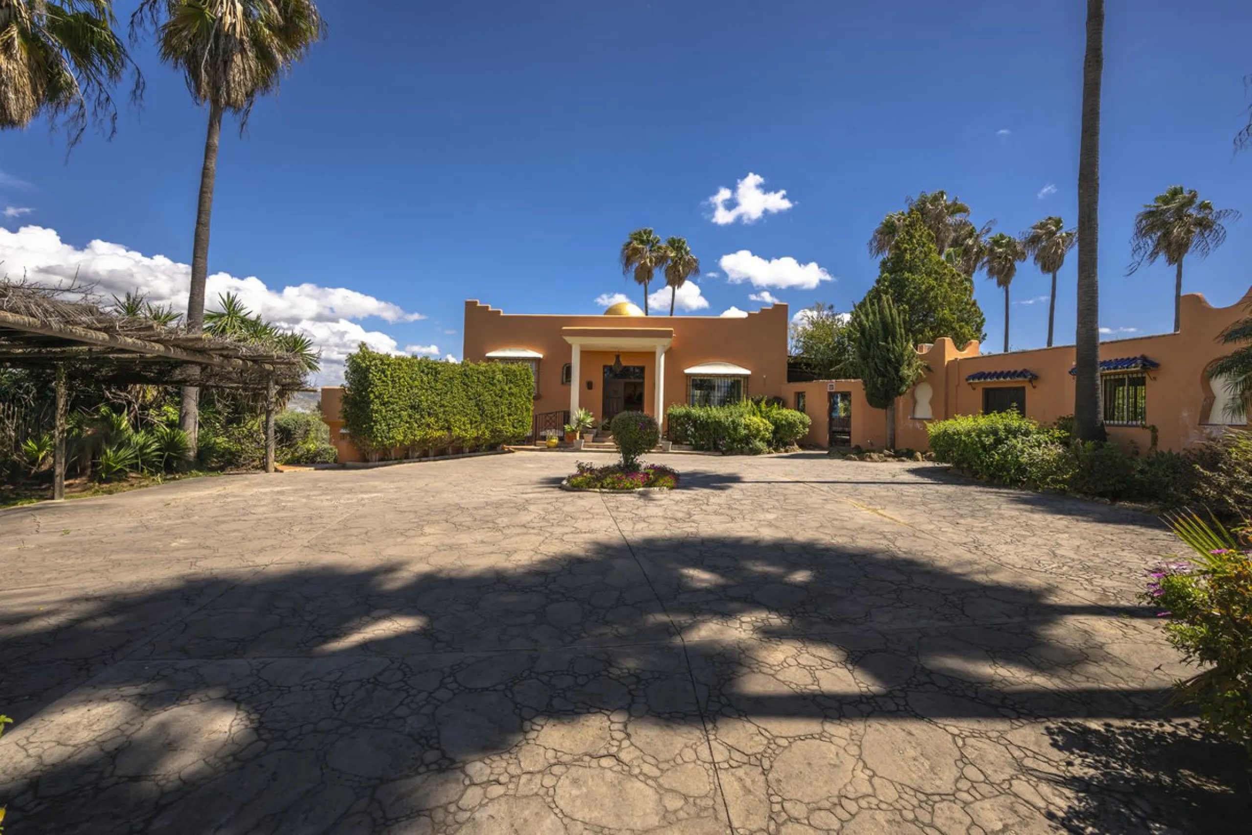 This magnificent finca offers the best of both worlds a luxurious, stylish property in a tranquil setting close to everything you need. Just five minutes driving from Alhaurin el Grande and 25 minutesfrom the airport. Perfect access, lovely views to the c