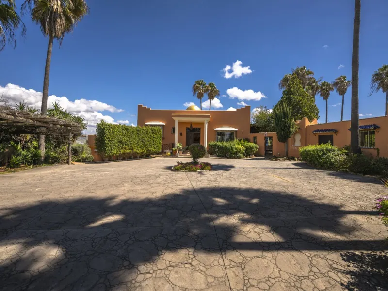 This magnificent finca offers the best of both worlds a luxurious, stylish property in a tranquil setting close to everything you need. Just five minutes driving from Alhaurin el Grande and 25 minutesfrom the airport. Perfect access, lovely views to the c