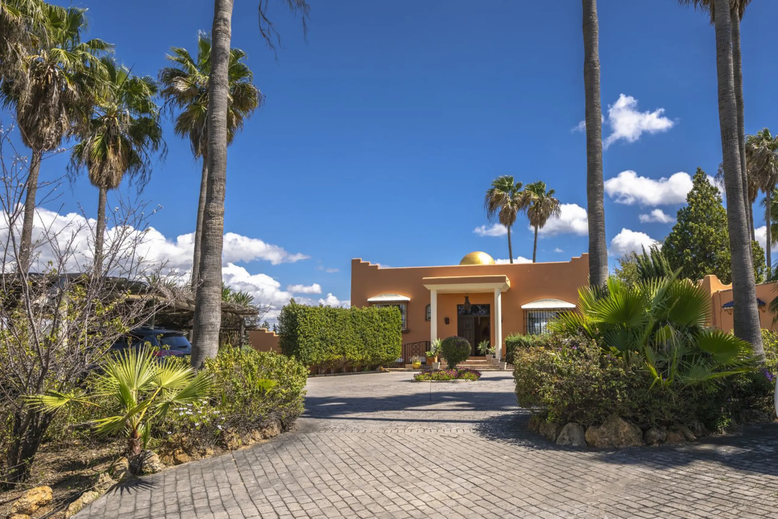 This magnificent finca offers the best of both worlds a luxurious, stylish property in a tranquil setting close to everything you need. Just five minutes driving from Alhaurin el Grande and 25 minutesfrom the airport. Perfect access, lovely views to the c