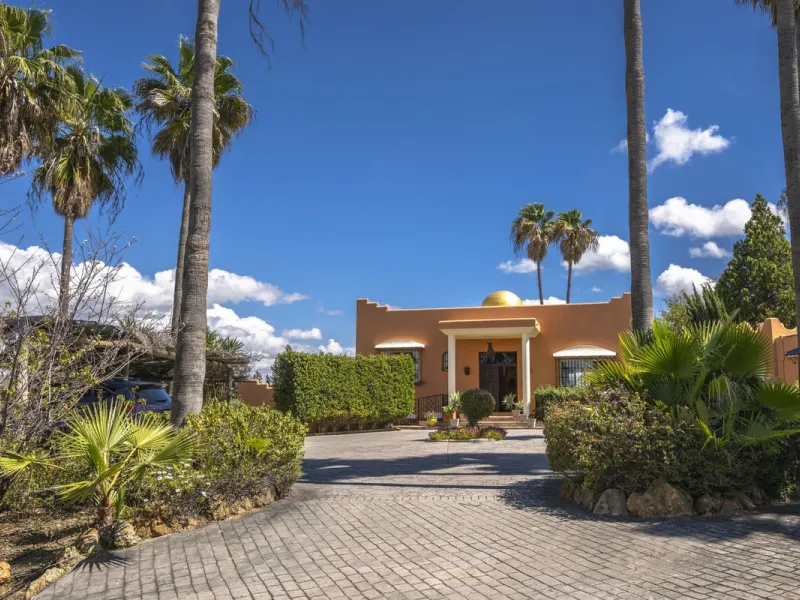 This magnificent finca offers the best of both worlds a luxurious, stylish property in a tranquil setting close to everything you need. Just five minutes driving from Alhaurin el Grande and 25 minutesfrom the airport. Perfect access, lovely views to the c