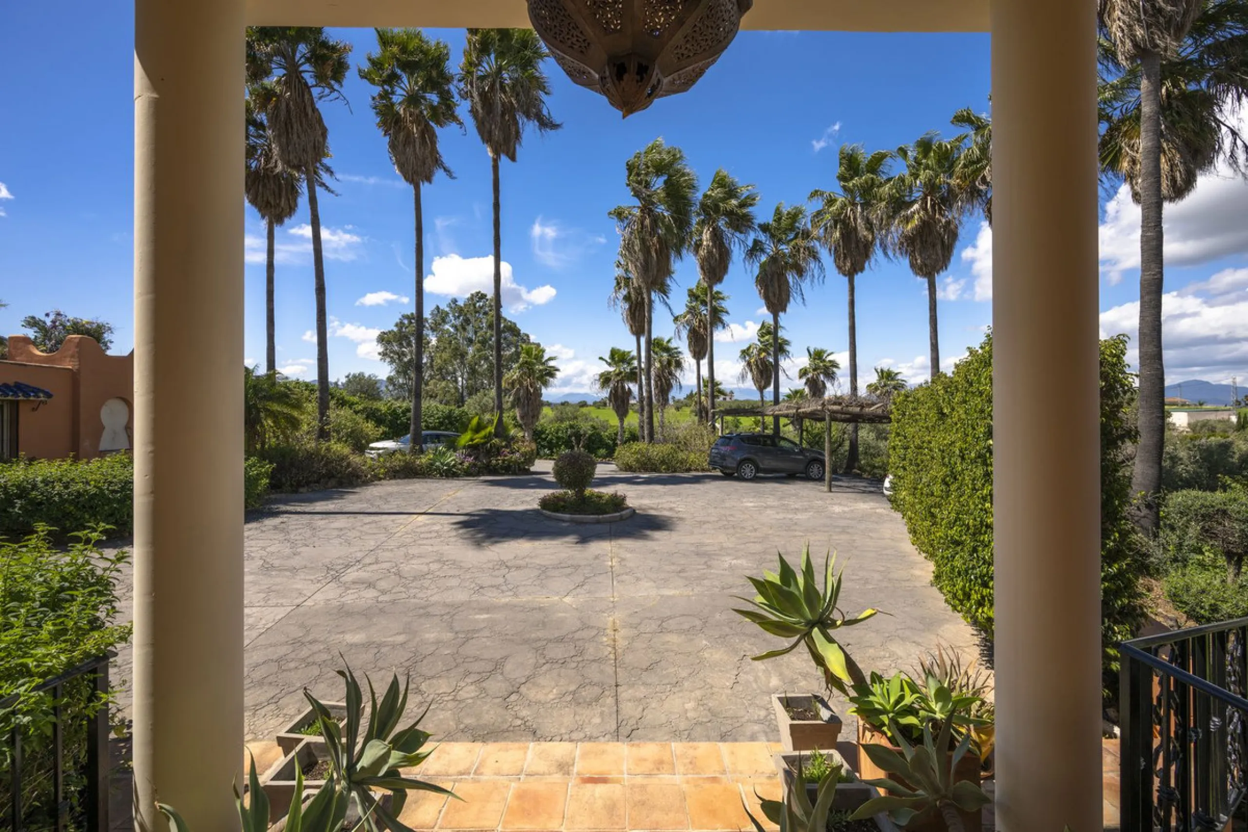 This magnificent finca offers the best of both worlds a luxurious, stylish property in a tranquil setting close to everything you need. Just five minutes driving from Alhaurin el Grande and 25 minutesfrom the airport. Perfect access, lovely views to the c