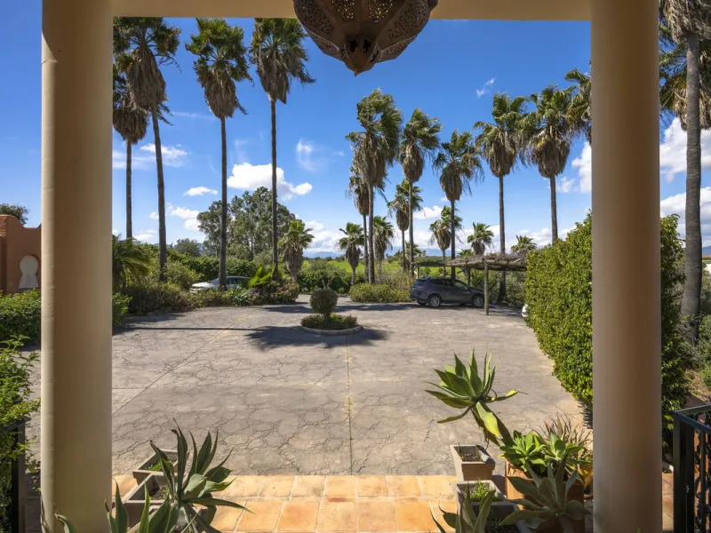 This magnificent finca offers the best of both worlds a luxurious, stylish property in a tranquil setting close to everything you need. Just five minutes driving from Alhaurin el Grande and 25 minutesfrom the airport. Perfect access, lovely views to the c