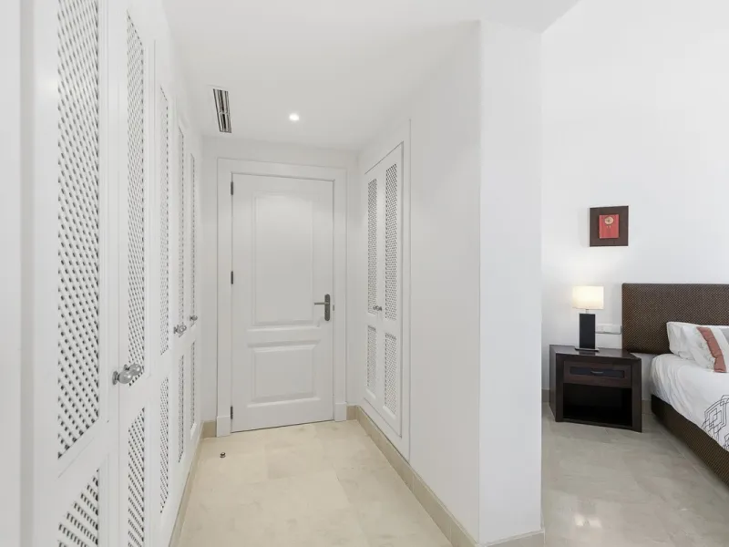 This beautifully presented south-facing three-bedroom ground floor apartment is located in one of the most sought-after communities in Nueva Andalucía, Las Tortugas de Aloha. The property has been furnished to a high standard throughout, combining comfort