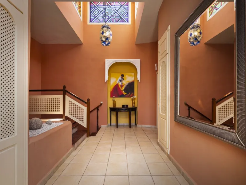 This magnificent finca offers the best of both worlds a luxurious, stylish property in a tranquil setting close to everything you need. Just five minutes driving from Alhaurin el Grande and 25 minutesfrom the airport. Perfect access, lovely views to the c
