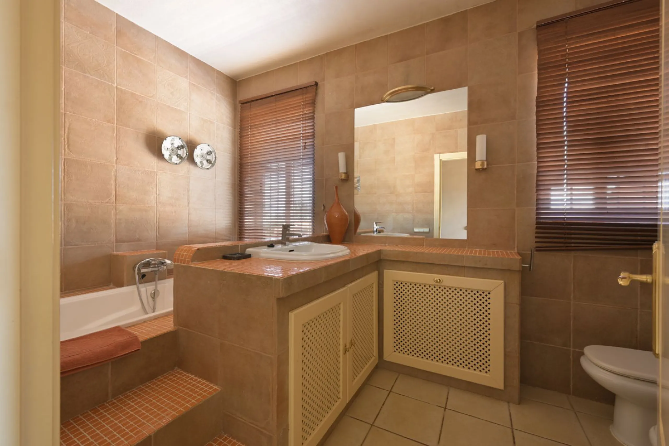 This magnificent finca offers the best of both worlds a luxurious, stylish property in a tranquil setting close to everything you need. Just five minutes driving from Alhaurin el Grande and 25 minutesfrom the airport. Perfect access, lovely views to the c