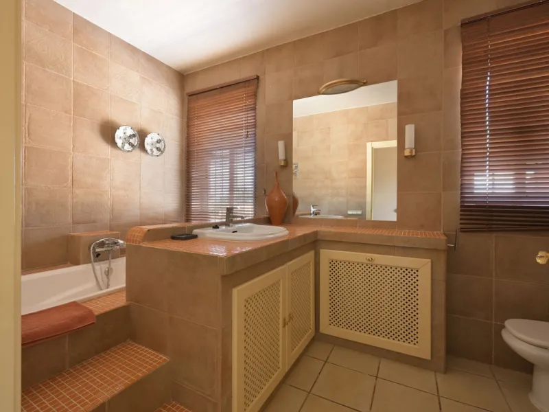 This magnificent finca offers the best of both worlds a luxurious, stylish property in a tranquil setting close to everything you need. Just five minutes driving from Alhaurin el Grande and 25 minutesfrom the airport. Perfect access, lovely views to the c