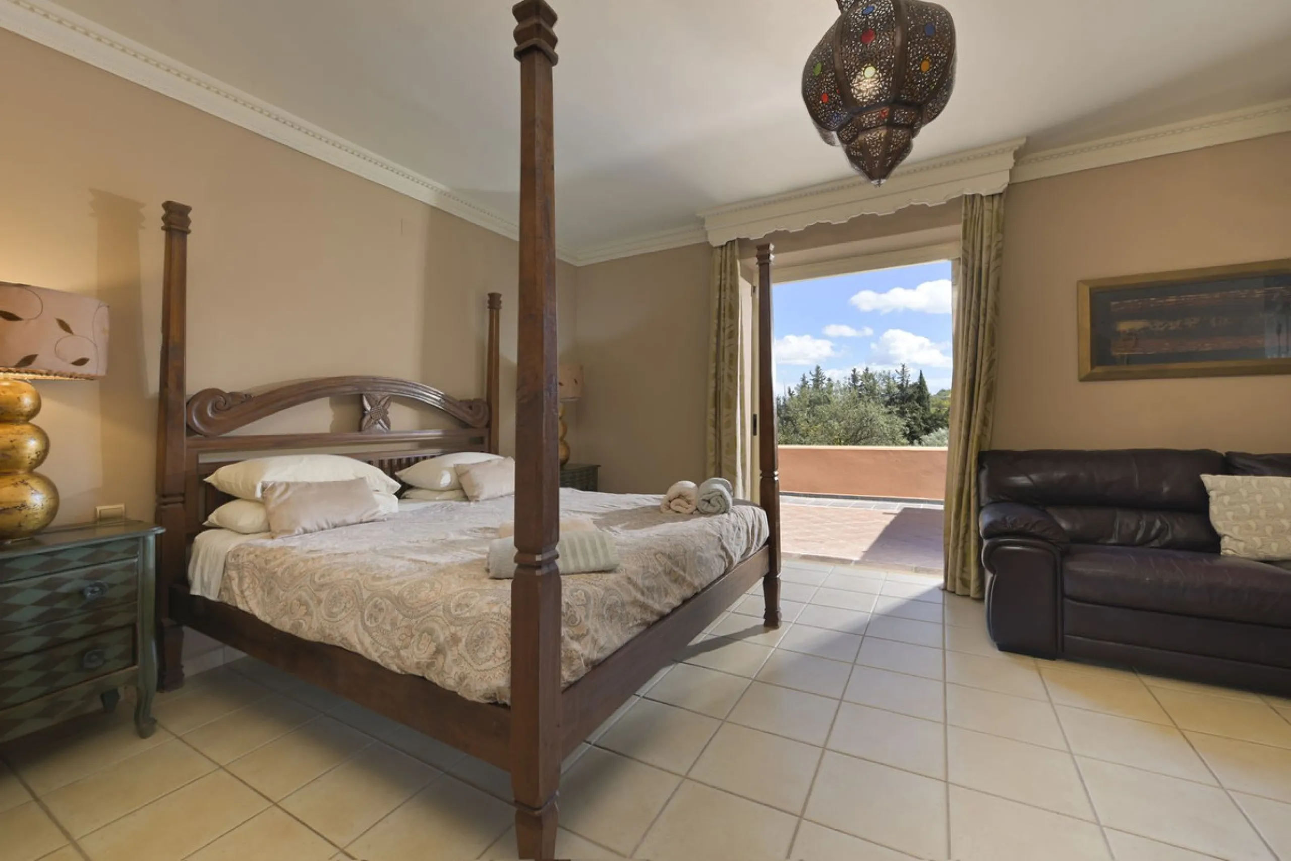 This magnificent finca offers the best of both worlds a luxurious, stylish property in a tranquil setting close to everything you need. Just five minutes driving from Alhaurin el Grande and 25 minutesfrom the airport. Perfect access, lovely views to the c