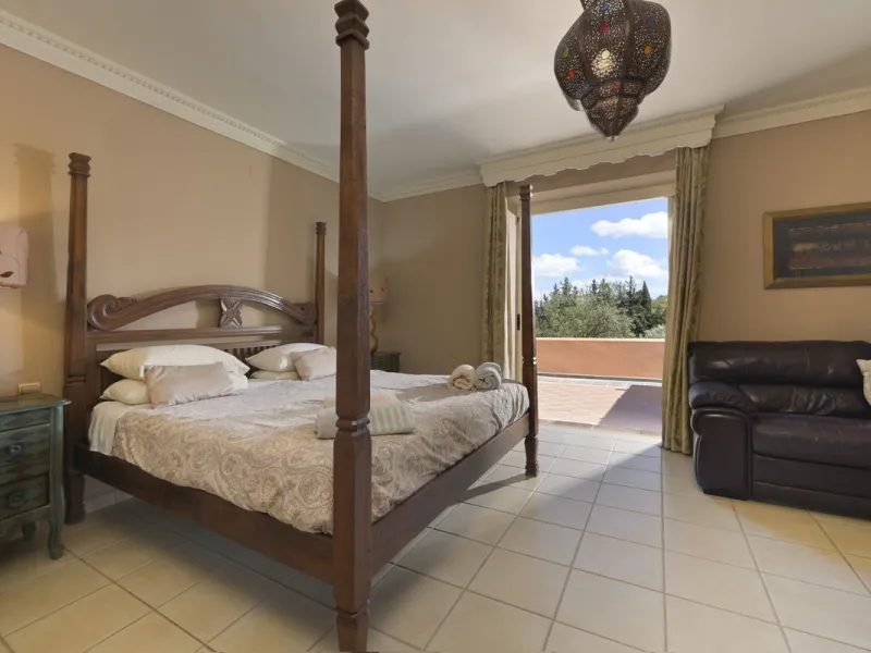 This magnificent finca offers the best of both worlds a luxurious, stylish property in a tranquil setting close to everything you need. Just five minutes driving from Alhaurin el Grande and 25 minutesfrom the airport. Perfect access, lovely views to the c