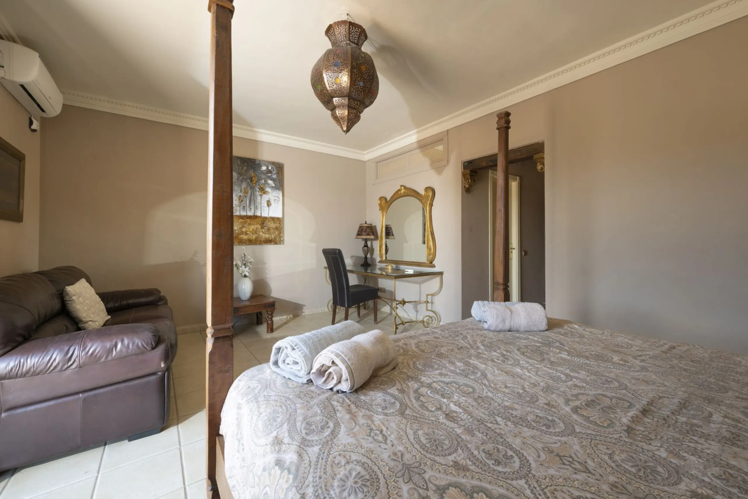 This magnificent finca offers the best of both worlds a luxurious, stylish property in a tranquil setting close to everything you need. Just five minutes driving from Alhaurin el Grande and 25 minutesfrom the airport. Perfect access, lovely views to the c