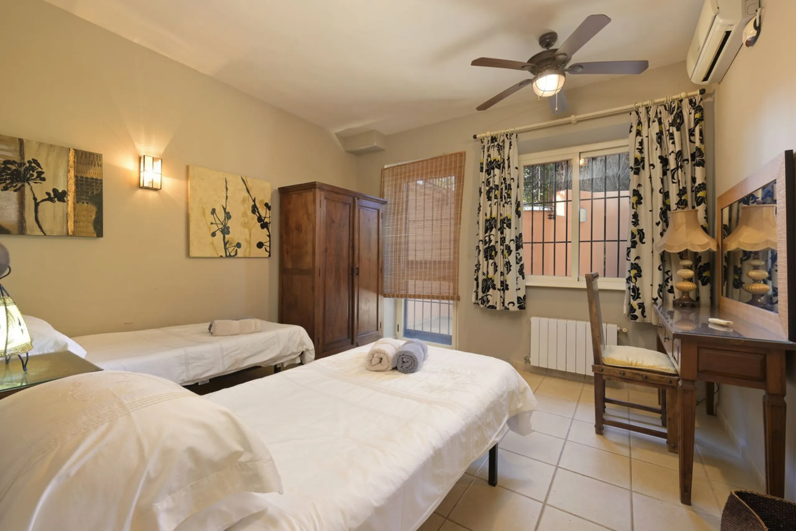 This magnificent finca offers the best of both worlds a luxurious, stylish property in a tranquil setting close to everything you need. Just five minutes driving from Alhaurin el Grande and 25 minutesfrom the airport. Perfect access, lovely views to the c