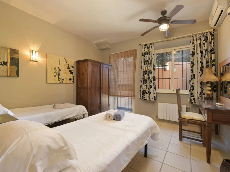 This magnificent finca offers the best of both worlds a luxurious, stylish property in a tranquil setting close to everything you need. Just five minutes driving from Alhaurin el Grande and 25 minutesfrom the airport. Perfect access, lovely views to the c