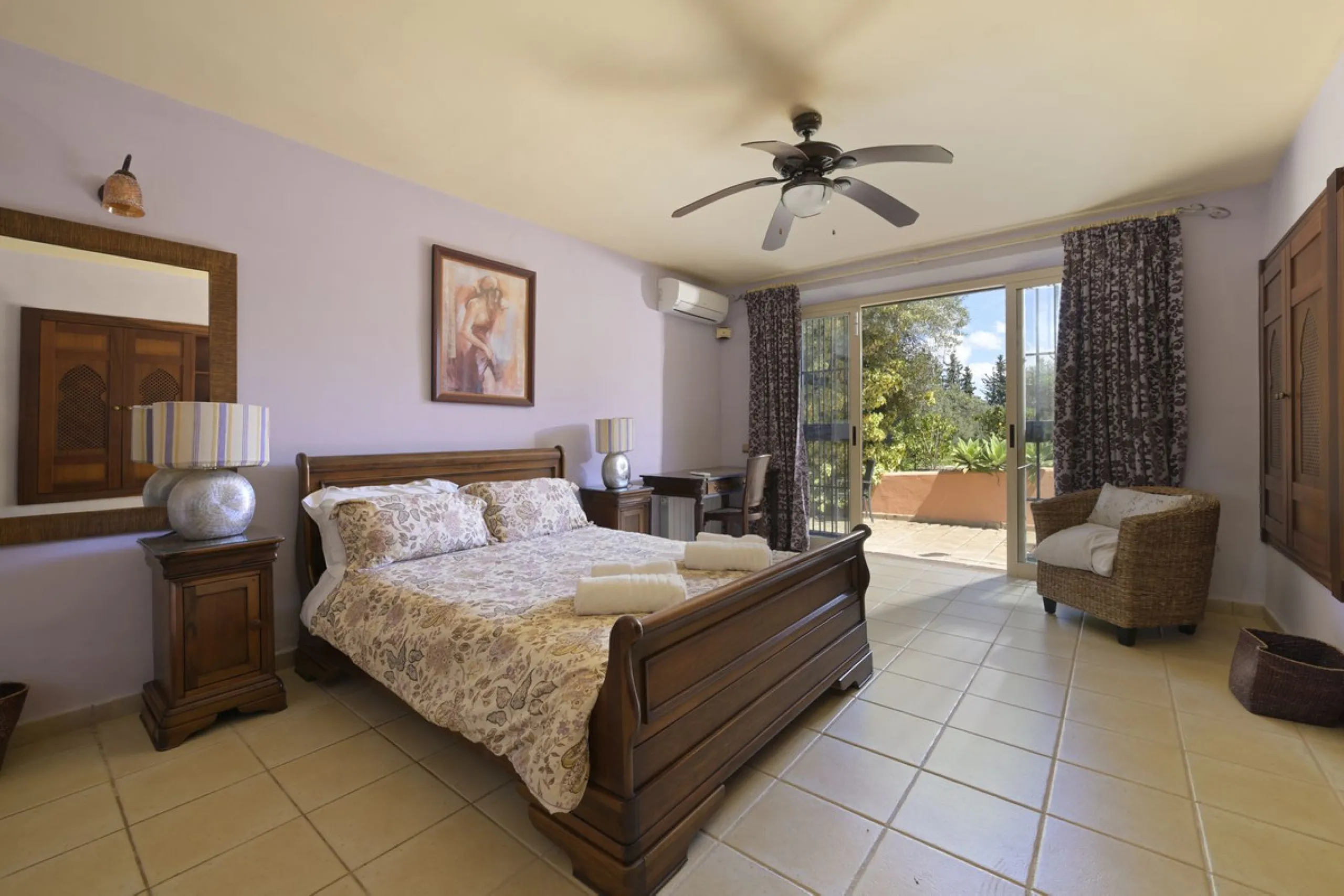 This magnificent finca offers the best of both worlds a luxurious, stylish property in a tranquil setting close to everything you need. Just five minutes driving from Alhaurin el Grande and 25 minutesfrom the airport. Perfect access, lovely views to the c