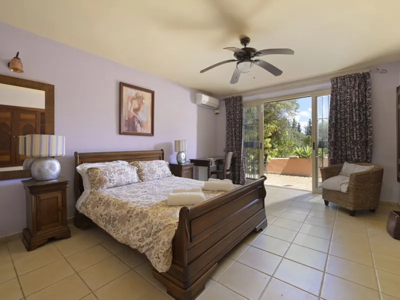 This magnificent finca offers the best of both worlds a luxurious, stylish property in a tranquil setting close to everything you need. Just five minutes driving from Alhaurin el Grande and 25 minutesfrom the airport. Perfect access, lovely views to the c