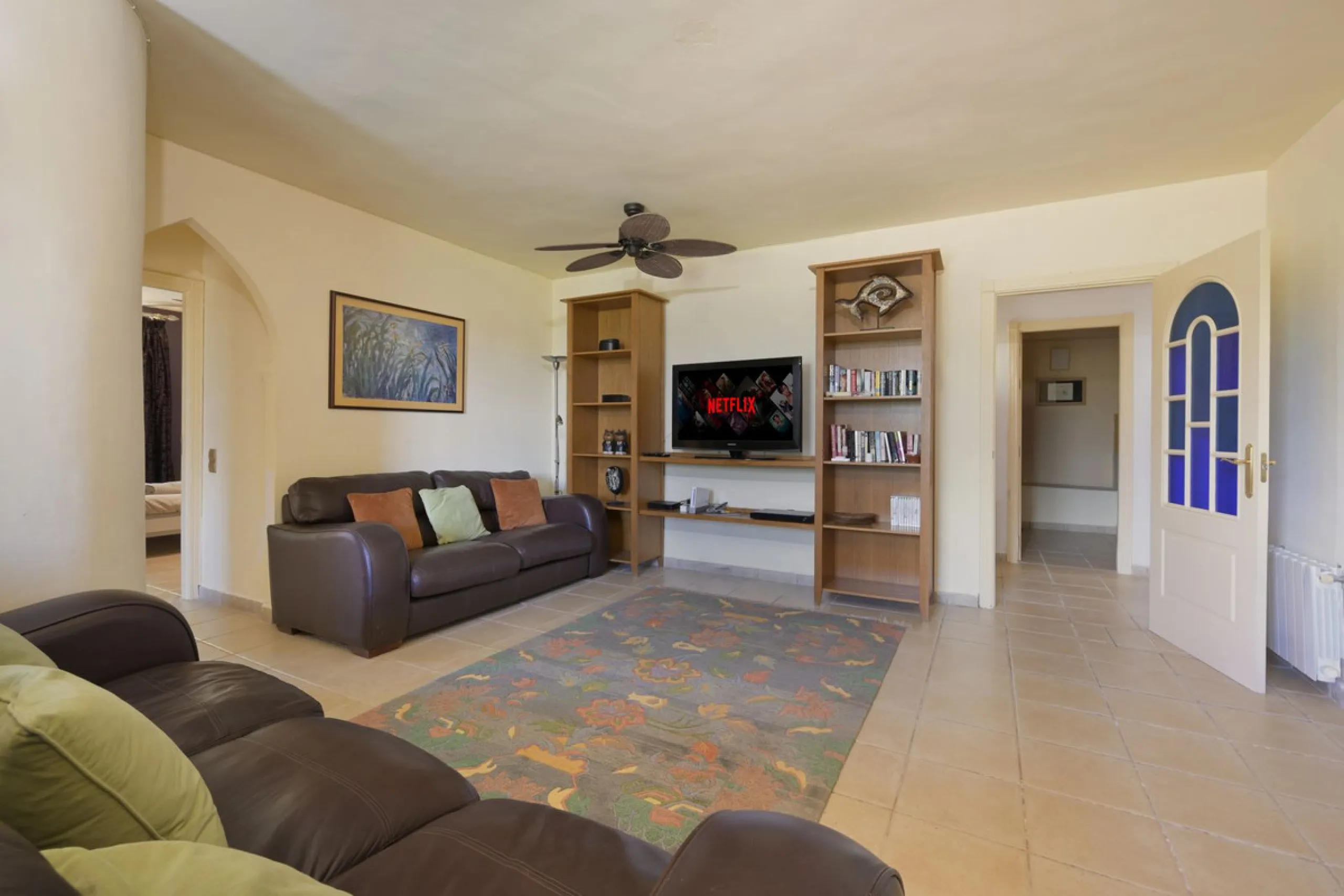 This magnificent finca offers the best of both worlds a luxurious, stylish property in a tranquil setting close to everything you need. Just five minutes driving from Alhaurin el Grande and 25 minutesfrom the airport. Perfect access, lovely views to the c