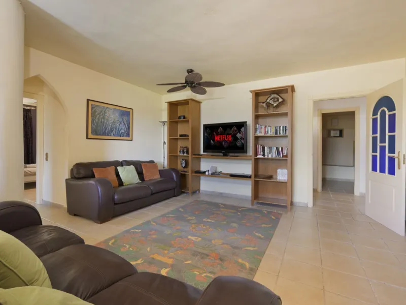 This magnificent finca offers the best of both worlds a luxurious, stylish property in a tranquil setting close to everything you need. Just five minutes driving from Alhaurin el Grande and 25 minutesfrom the airport. Perfect access, lovely views to the c