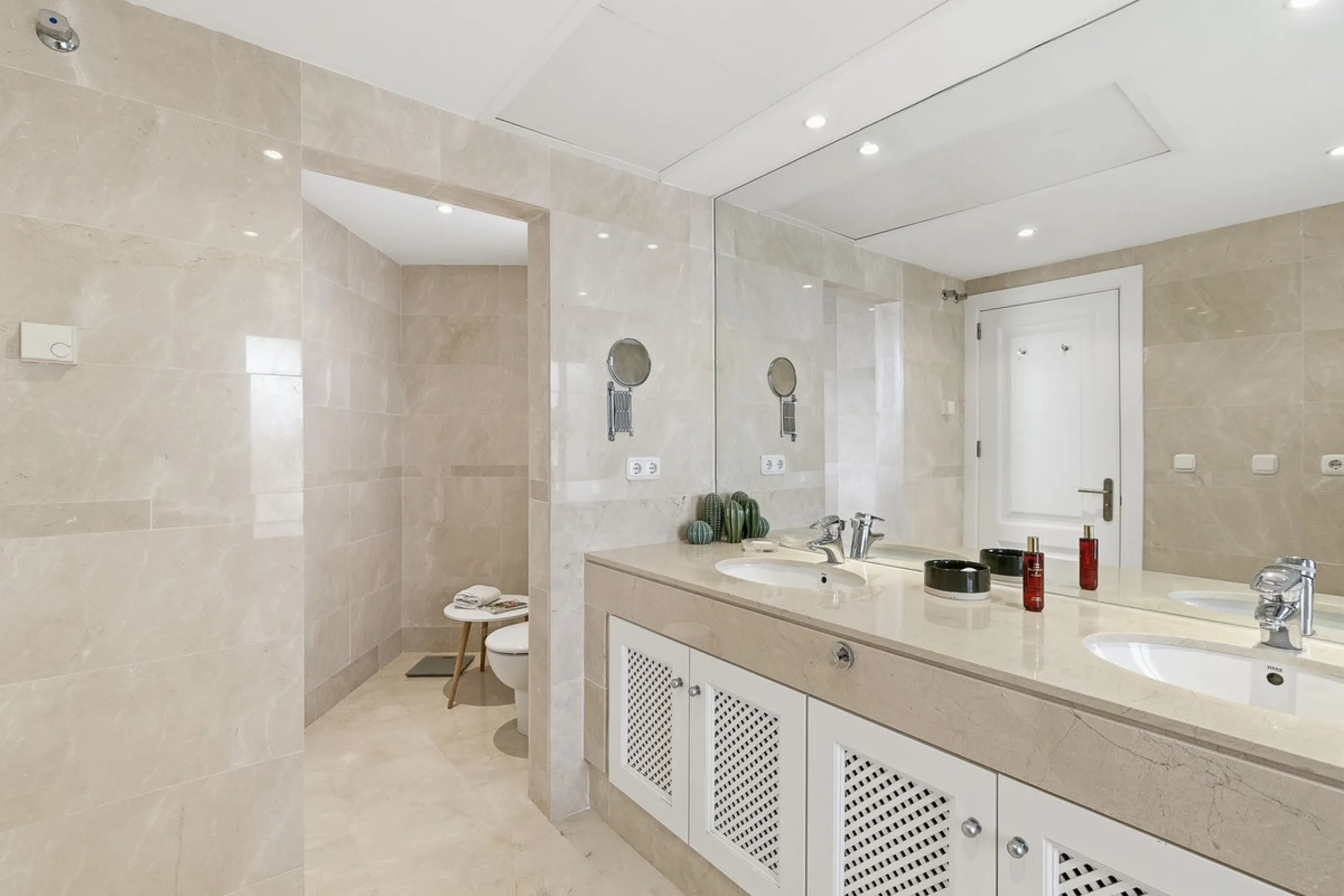 This beautifully presented south-facing three-bedroom ground floor apartment is located in one of the most sought-after communities in Nueva Andalucía, Las Tortugas de Aloha. The property has been furnished to a high standard throughout, combining comfort