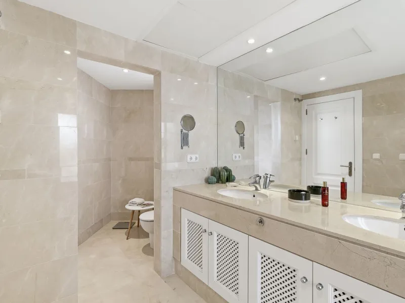This beautifully presented south-facing three-bedroom ground floor apartment is located in one of the most sought-after communities in Nueva Andalucía, Las Tortugas de Aloha. The property has been furnished to a high standard throughout, combining comfort
