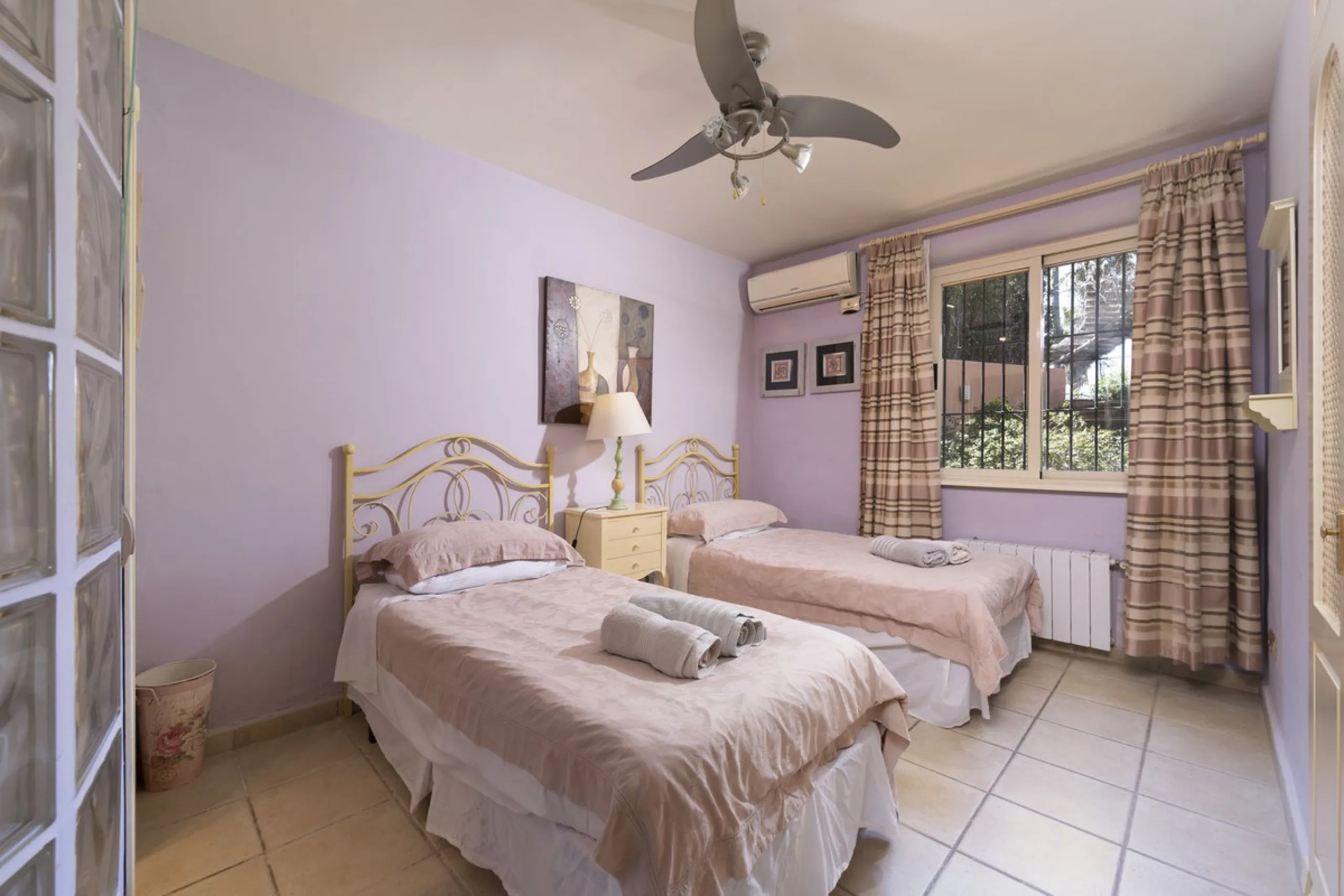 This magnificent finca offers the best of both worlds a luxurious, stylish property in a tranquil setting close to everything you need. Just five minutes driving from Alhaurin el Grande and 25 minutesfrom the airport. Perfect access, lovely views to the c