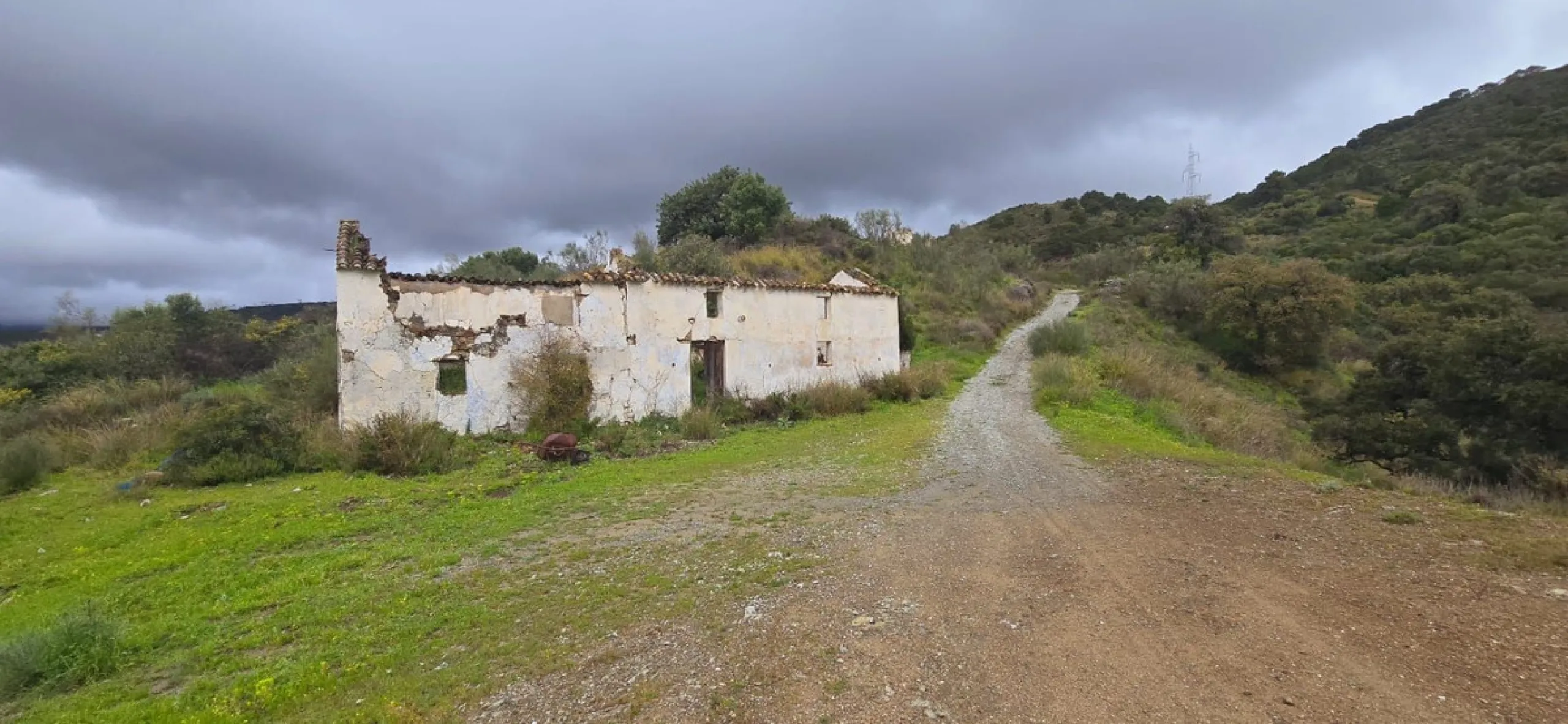 Nestled in the serene mountains of Benahavís, this exceptional rustic finca offers a unique opportunity for those looking to bring their dream building project to life. Boasting spectacular panoramic views of both the sea and the surrounding mountains, th