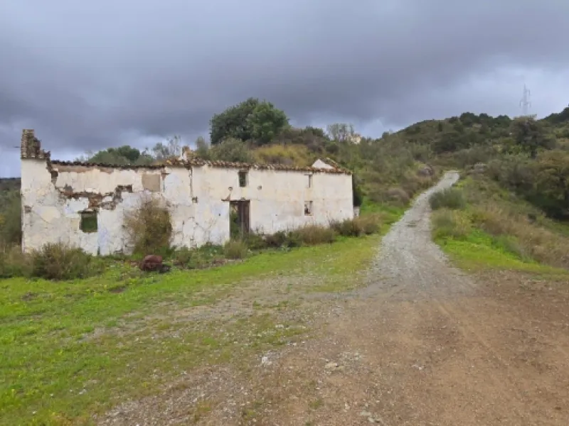 Nestled in the serene mountains of Benahavís, this exceptional rustic finca offers a unique opportunity for those looking to bring their dream building project to life. Boasting spectacular panoramic views of both the sea and the surrounding mountains, th