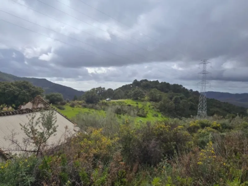 Nestled in the serene mountains of Benahavís, this exceptional rustic finca offers a unique opportunity for those looking to bring their dream building project to life. Boasting spectacular panoramic views of both the sea and the surrounding mountains, th