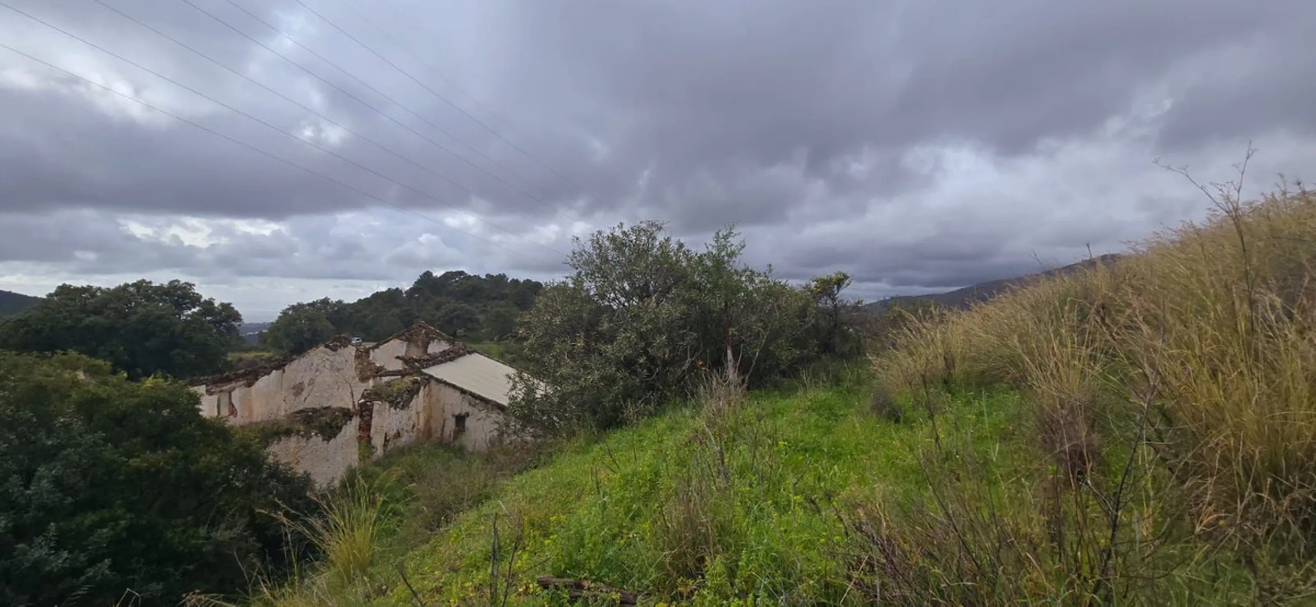 Nestled in the serene mountains of Benahavís, this exceptional rustic finca offers a unique opportunity for those looking to bring their dream building project to life. Boasting spectacular panoramic views of both the sea and the surrounding mountains, th