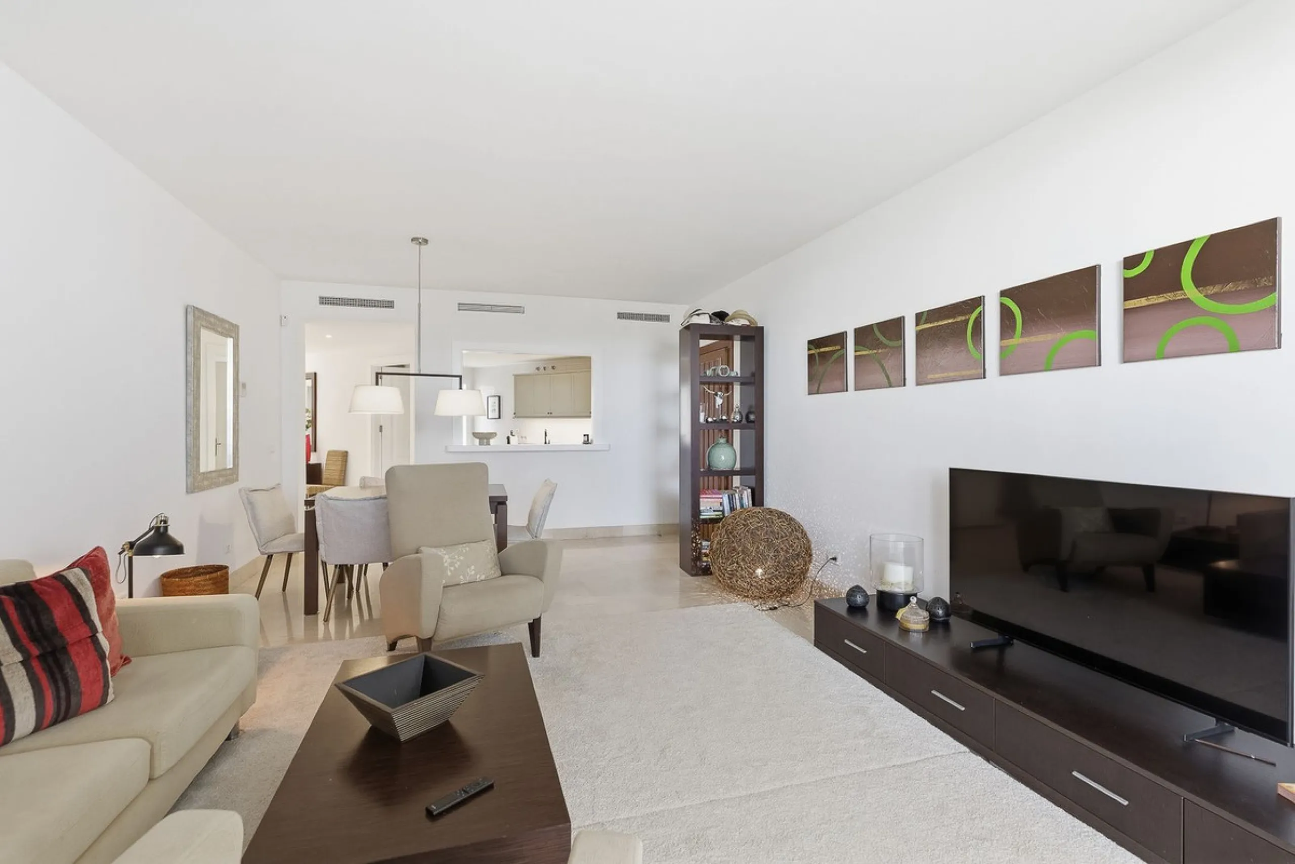 This beautifully presented south-facing three-bedroom ground floor apartment is located in one of the most sought-after communities in Nueva Andalucía, Las Tortugas de Aloha. The property has been furnished to a high standard throughout, combining comfort