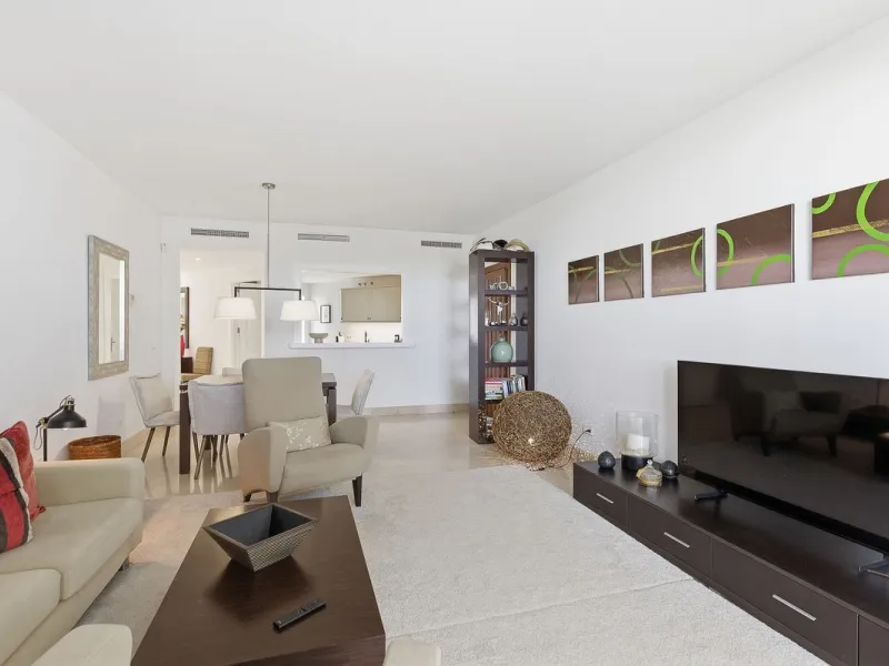 This beautifully presented south-facing three-bedroom ground floor apartment is located in one of the most sought-after communities in Nueva Andalucía, Las Tortugas de Aloha. The property has been furnished to a high standard throughout, combining comfort