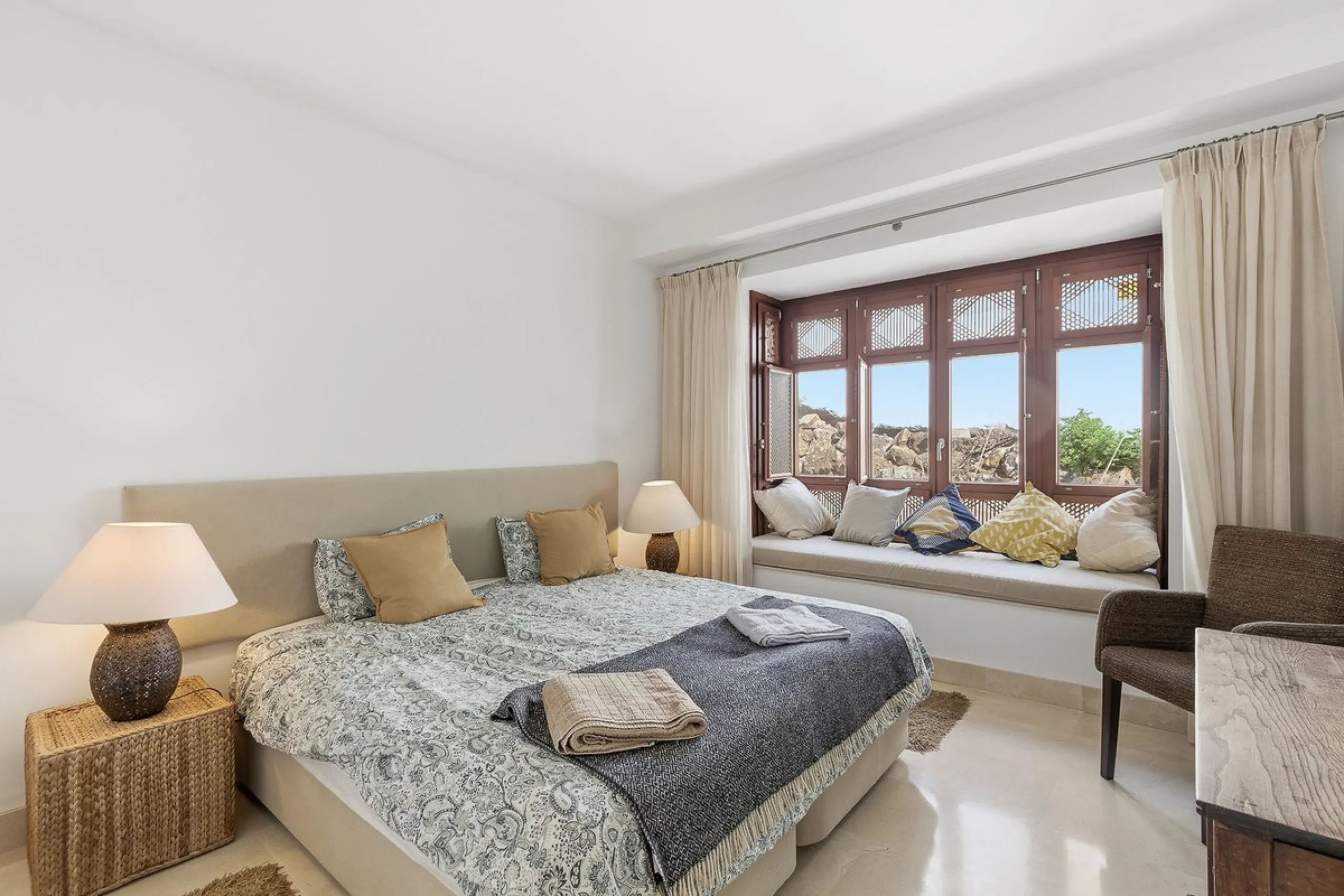 This beautifully presented south-facing three-bedroom ground floor apartment is located in one of the most sought-after communities in Nueva Andalucía, Las Tortugas de Aloha. The property has been furnished to a high standard throughout, combining comfort