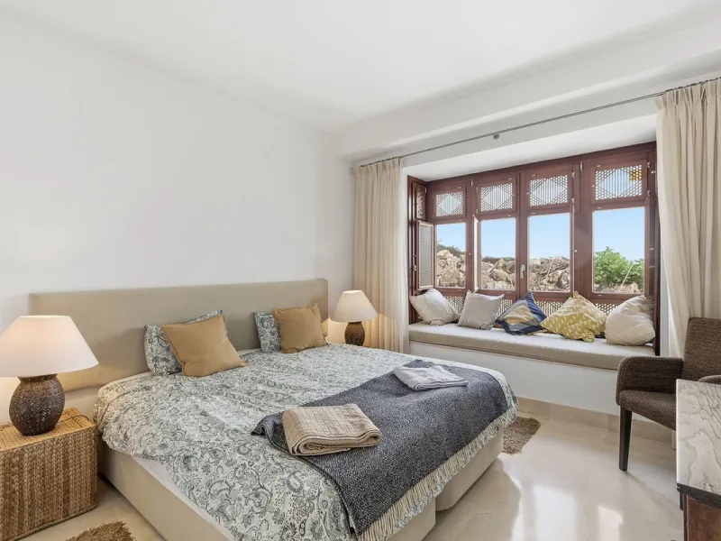 This beautifully presented south-facing three-bedroom ground floor apartment is located in one of the most sought-after communities in Nueva Andalucía, Las Tortugas de Aloha. The property has been furnished to a high standard throughout, combining comfort