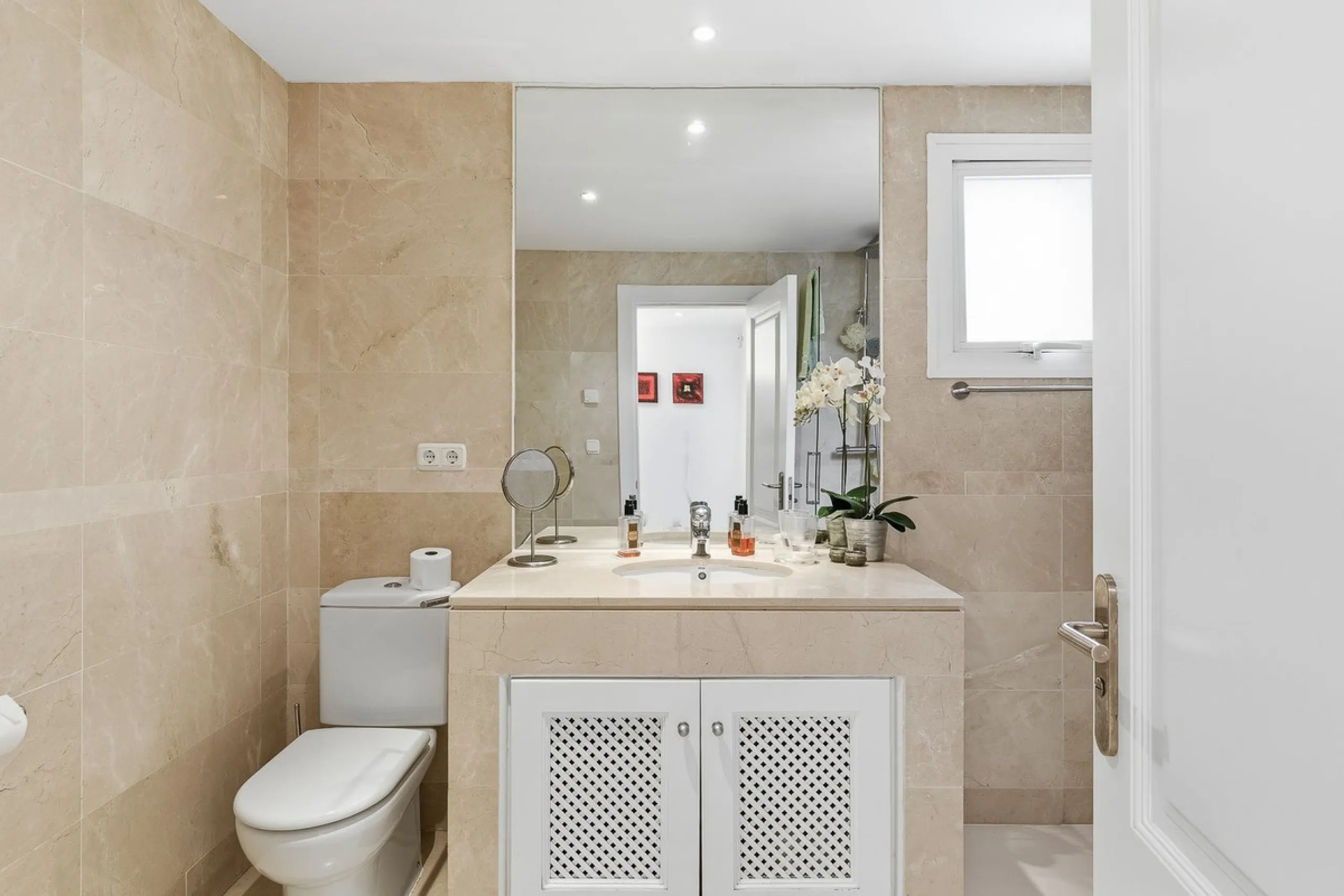 This beautifully presented south-facing three-bedroom ground floor apartment is located in one of the most sought-after communities in Nueva Andalucía, Las Tortugas de Aloha. The property has been furnished to a high standard throughout, combining comfort