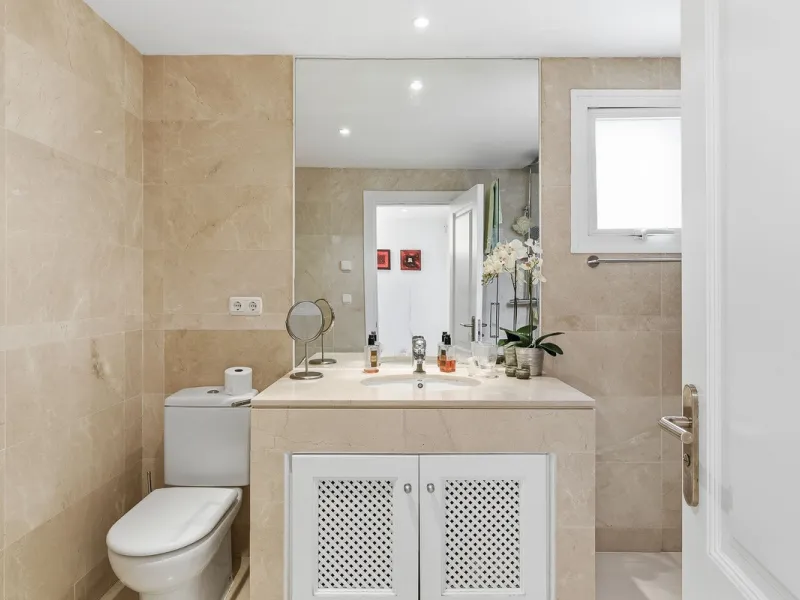 This beautifully presented south-facing three-bedroom ground floor apartment is located in one of the most sought-after communities in Nueva Andalucía, Las Tortugas de Aloha. The property has been furnished to a high standard throughout, combining comfort