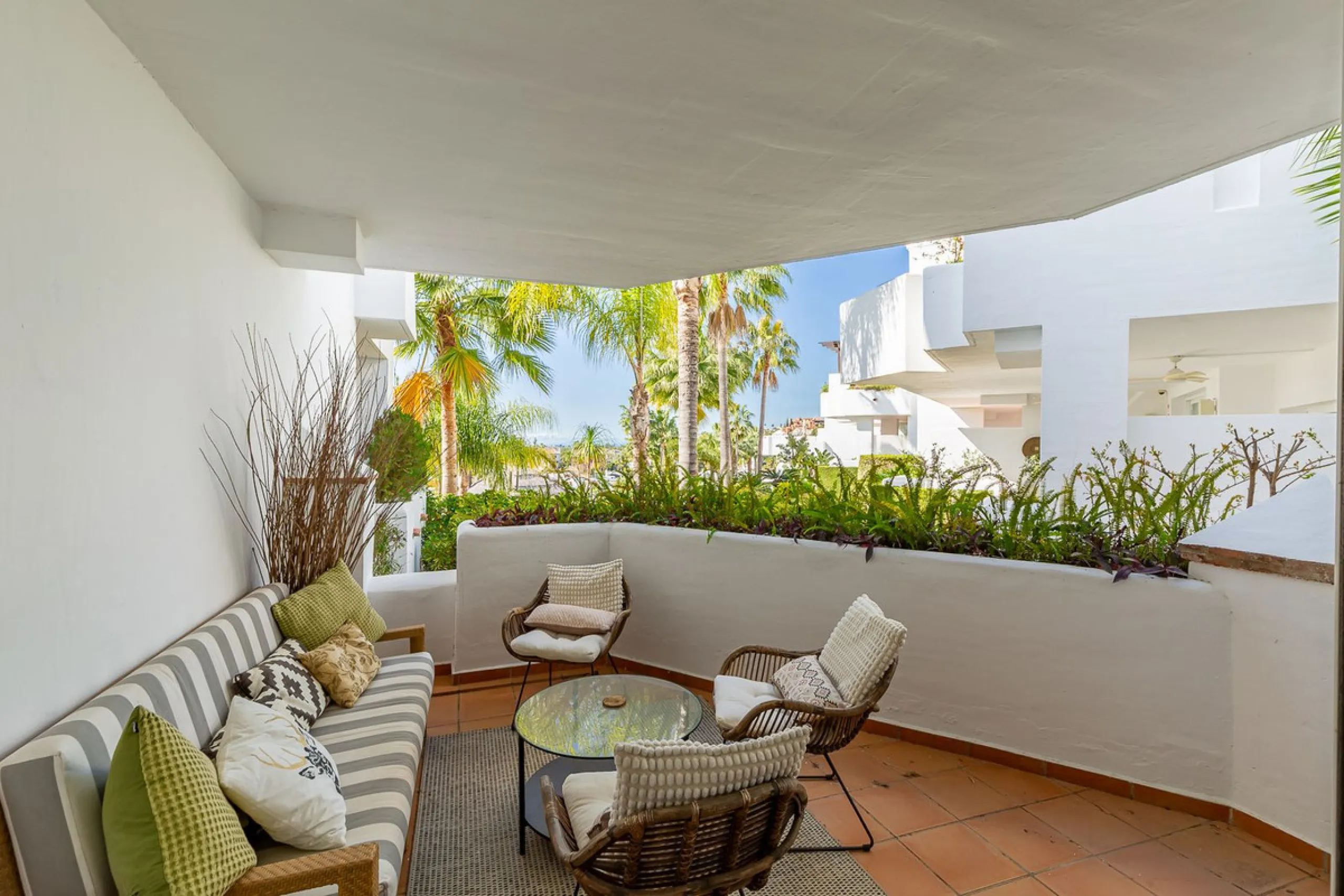 This beautifully presented south-facing three-bedroom ground floor apartment is located in one of the most sought-after communities in Nueva Andalucía, Las Tortugas de Aloha. The property has been furnished to a high standard throughout, combining comfort