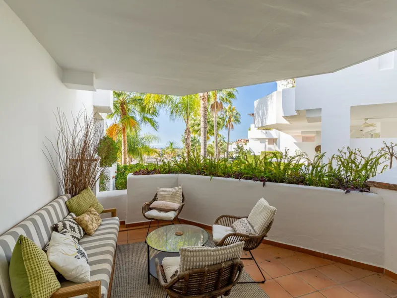 This beautifully presented south-facing three-bedroom ground floor apartment is located in one of the most sought-after communities in Nueva Andalucía, Las Tortugas de Aloha. The property has been furnished to a high standard throughout, combining comfort