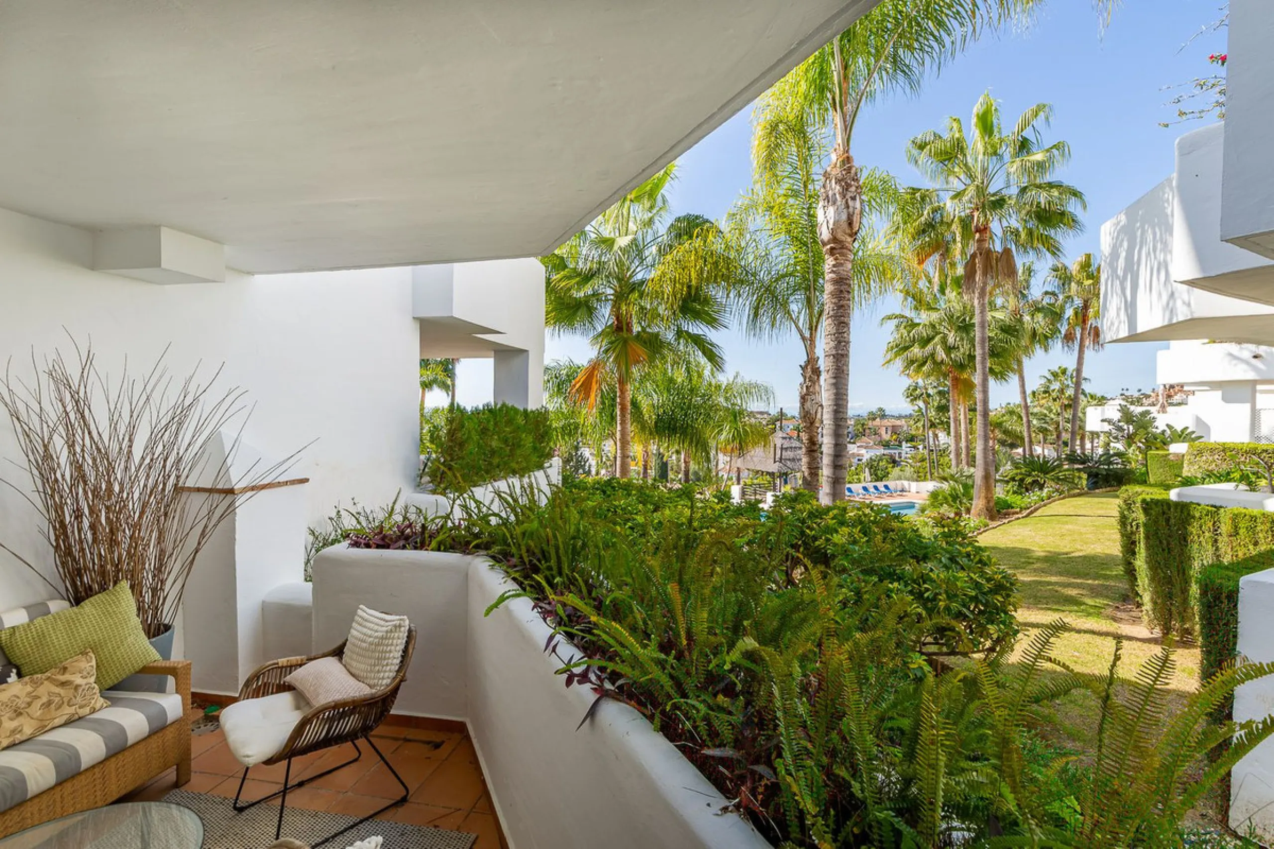 This beautifully presented south-facing three-bedroom ground floor apartment is located in one of the most sought-after communities in Nueva Andalucía, Las Tortugas de Aloha. The property has been furnished to a high standard throughout, combining comfort