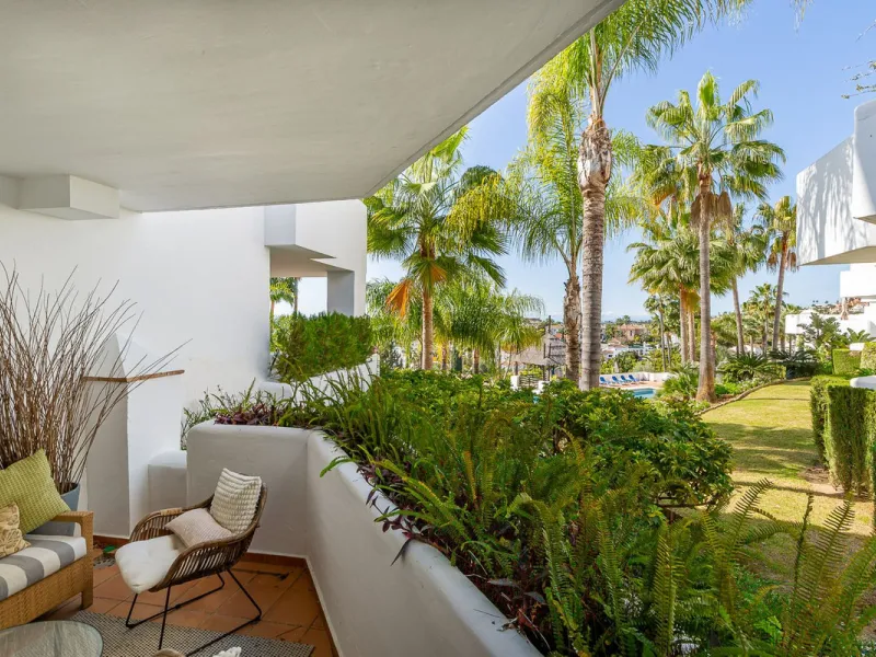 This beautifully presented south-facing three-bedroom ground floor apartment is located in one of the most sought-after communities in Nueva Andalucía, Las Tortugas de Aloha. The property has been furnished to a high standard throughout, combining comfort