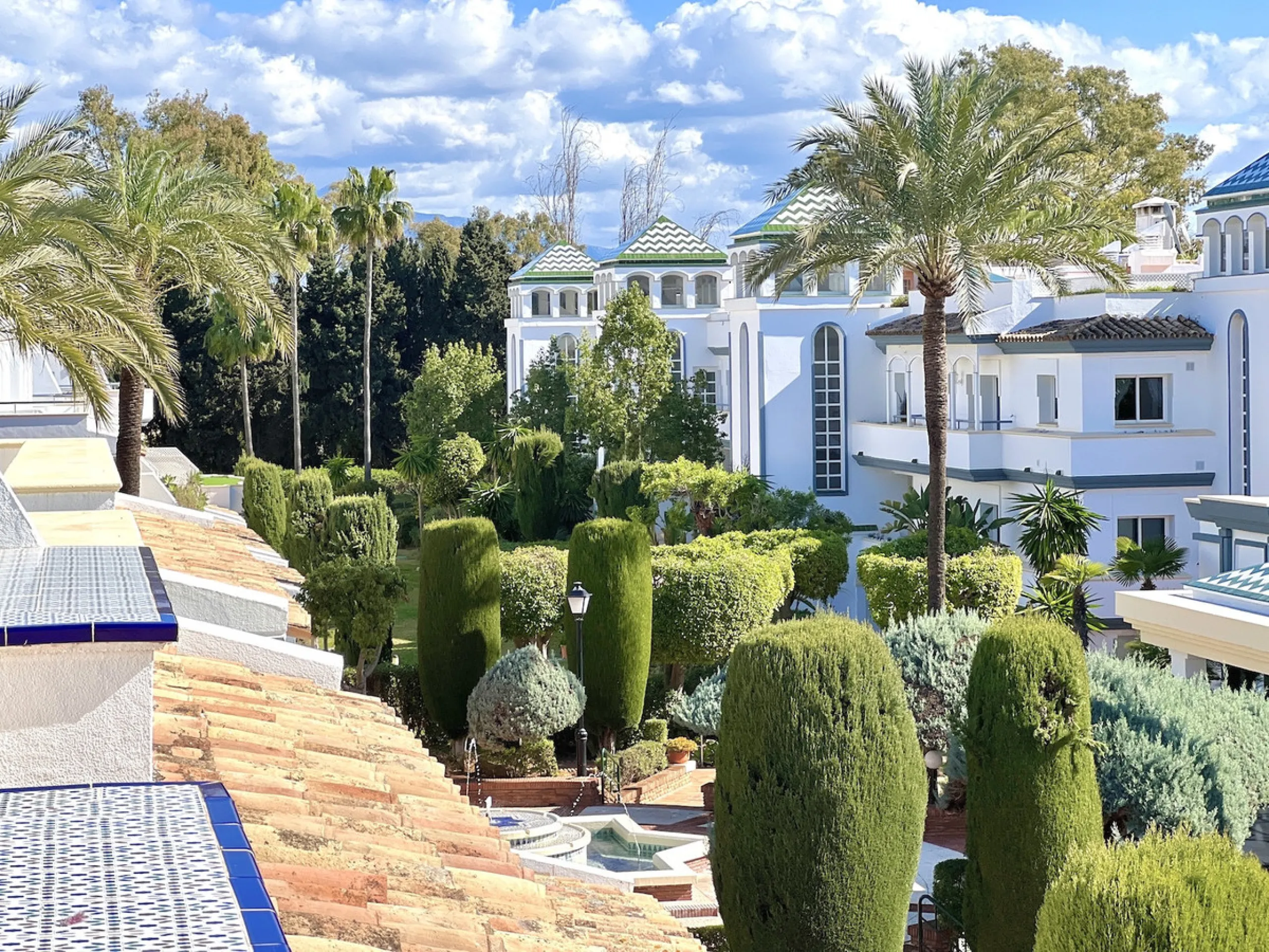 Apartment - Penthouse Duplex в продаже в Estepona, Málaga. В доме 3 спален и 4 ванных комнат. Площадь дома 270 м²