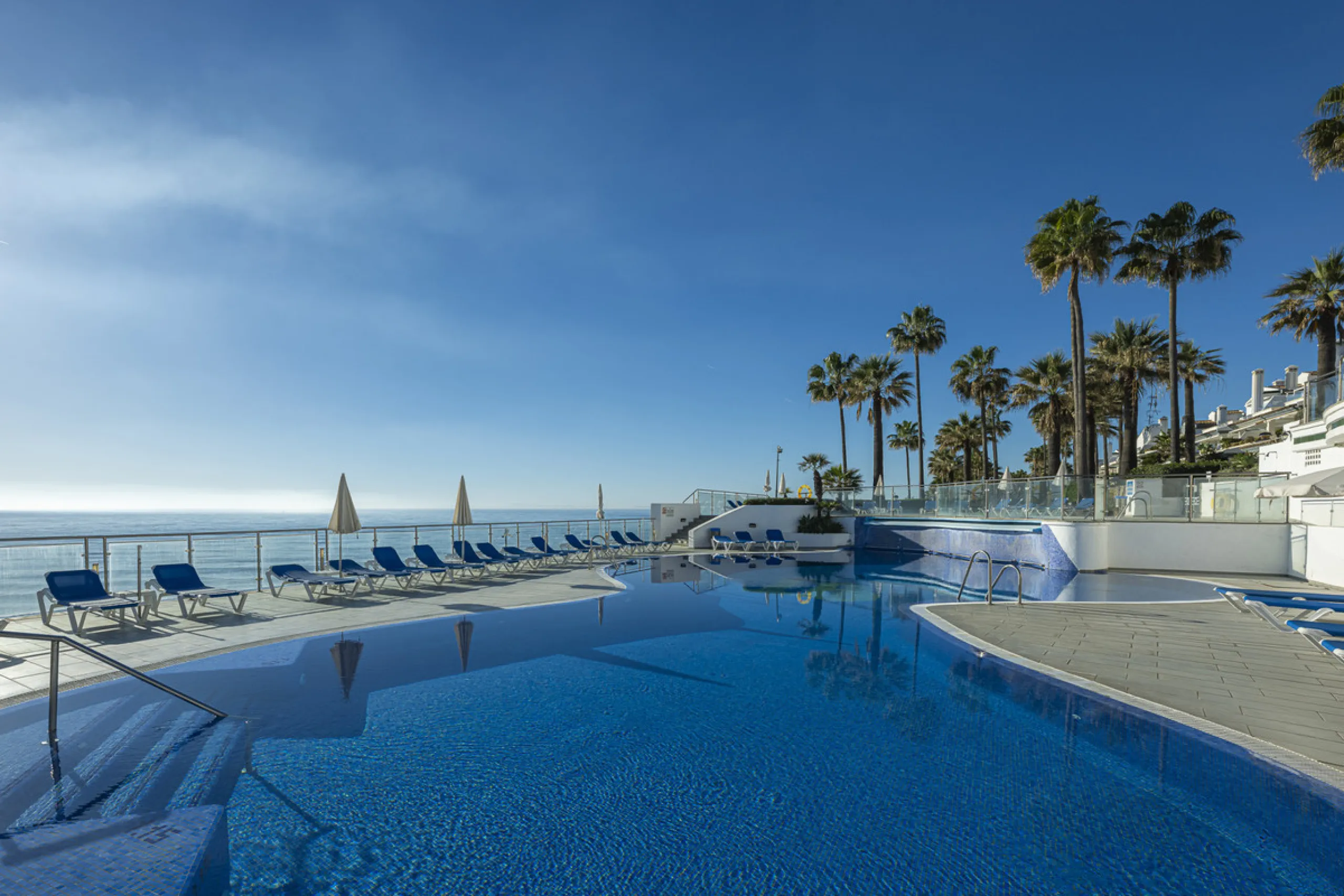 Apartment - Penthouse Duplex в продаже в Estepona, Málaga. В доме 3 спален и 4 ванных комнат. Площадь дома 270 м²
