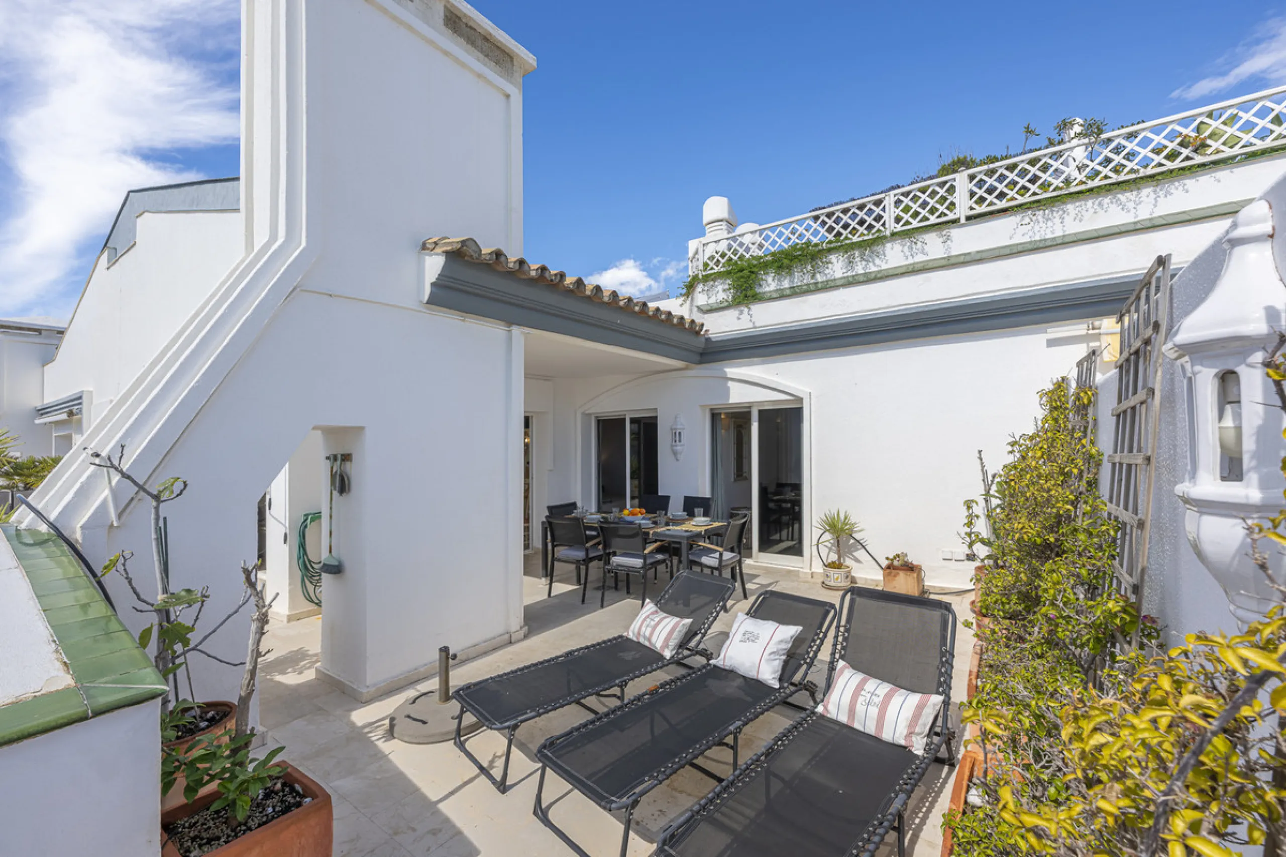 Apartment - Penthouse Duplex в продаже в Estepona, Málaga. В доме 3 спален и 4 ванных комнат. Площадь дома 270 м²
