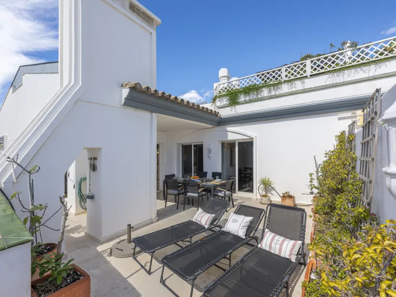 Apartment - Penthouse Duplex в продаже в Estepona, Málaga. В доме 3 спален и 4 ванных комнат. Площадь дома 270 м²