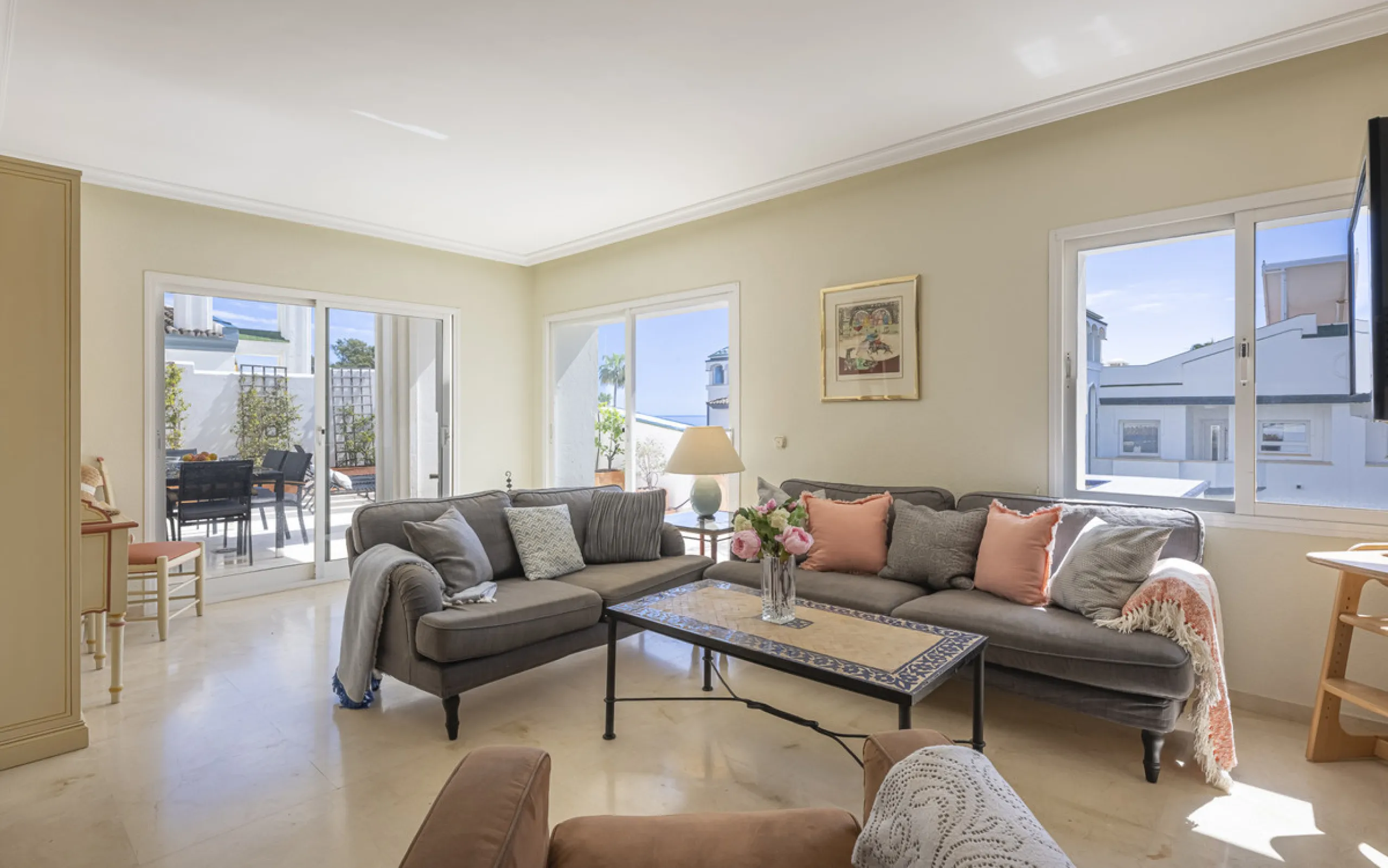 Apartment - Penthouse Duplex в продаже в Estepona, Málaga. В доме 3 спален и 4 ванных комнат. Площадь дома 270 м²