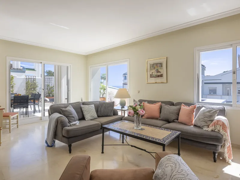 Apartment - Penthouse Duplex в продаже в Estepona, Málaga. В доме 3 спален и 4 ванных комнат. Площадь дома 270 м²