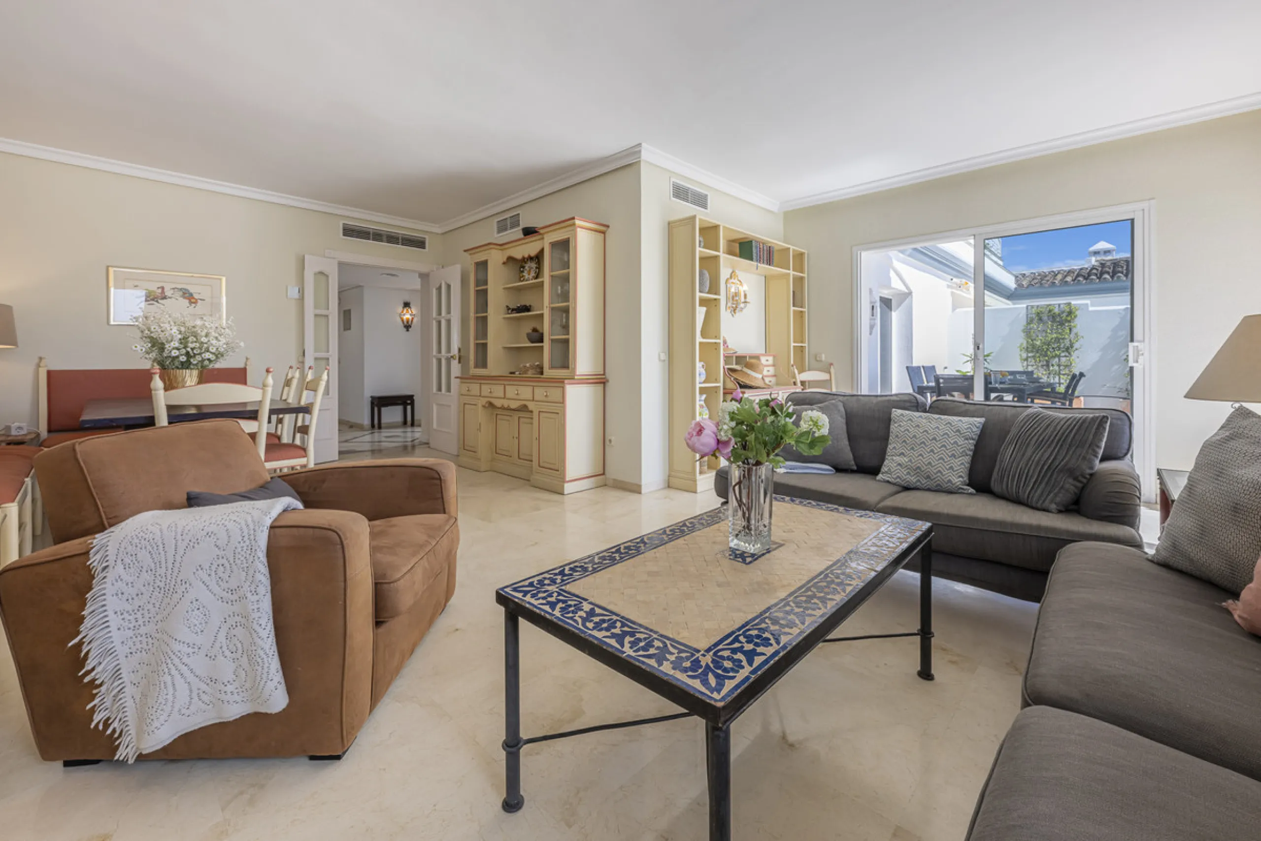 Apartment - Penthouse Duplex в продаже в Estepona, Málaga. В доме 3 спален и 4 ванных комнат. Площадь дома 270 м²
