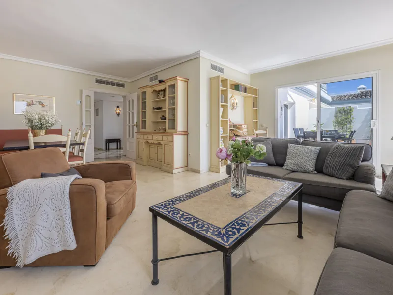 Apartment - Penthouse Duplex в продаже в Estepona, Málaga. В доме 3 спален и 4 ванных комнат. Площадь дома 270 м²