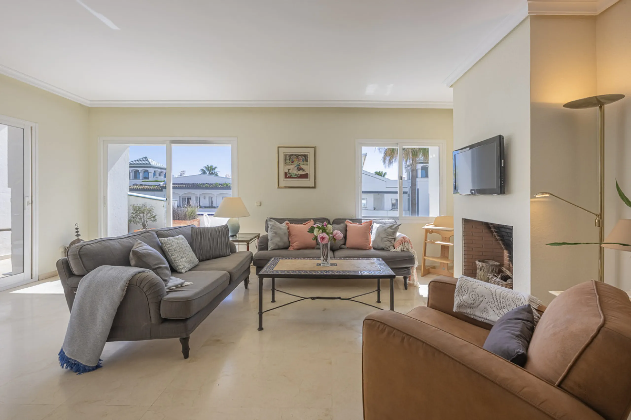 Apartment - Penthouse Duplex в продаже в Estepona, Málaga. В доме 3 спален и 4 ванных комнат. Площадь дома 270 м²
