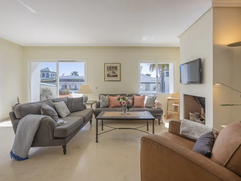 Apartment - Penthouse Duplex в продаже в Estepona, Málaga. В доме 3 спален и 4 ванных комнат. Площадь дома 270 м²