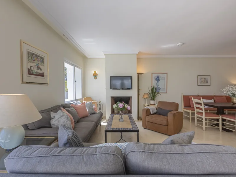 Apartment - Penthouse Duplex в продаже в Estepona, Málaga. В доме 3 спален и 4 ванных комнат. Площадь дома 270 м²